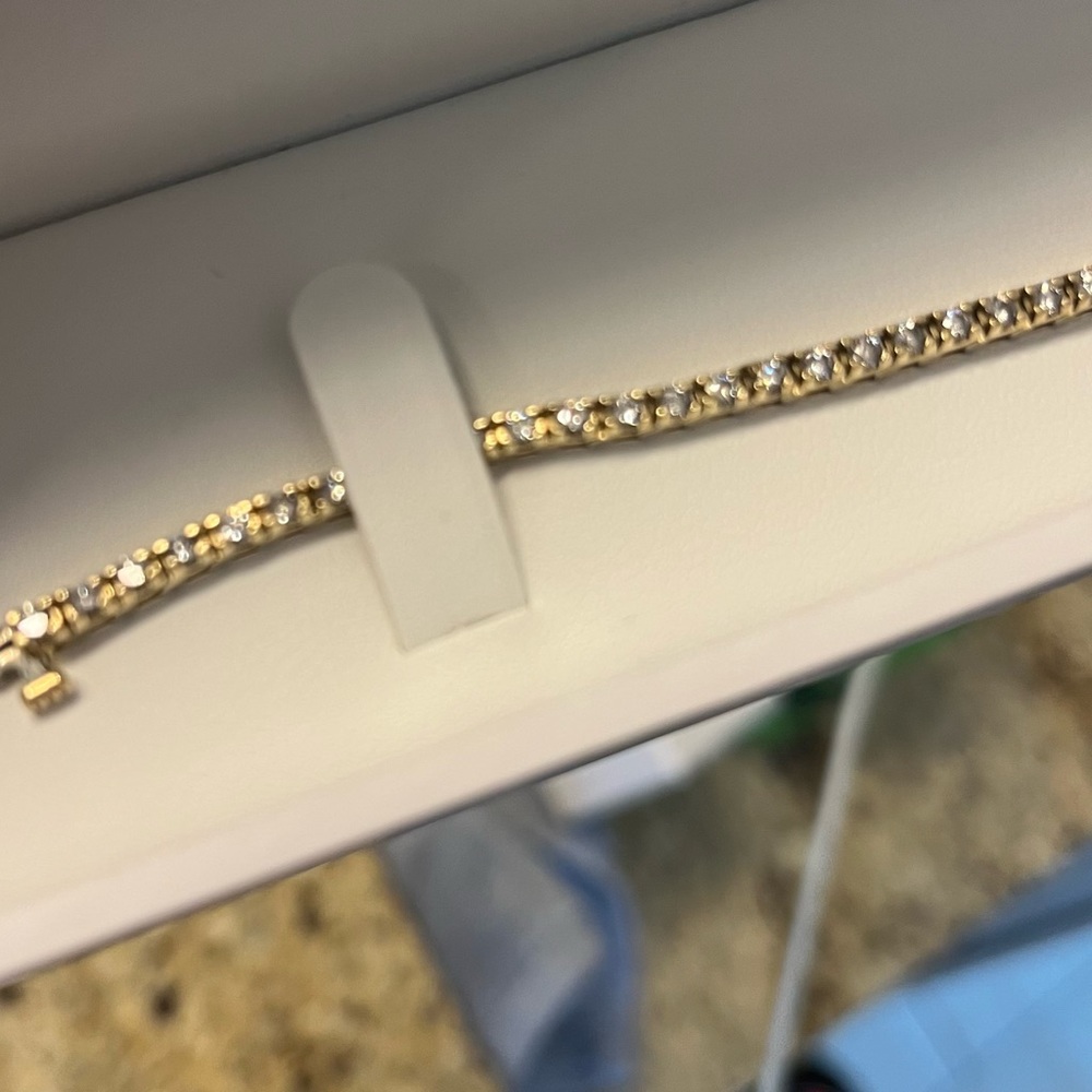 2 carat. Diamond tennis bracelet. 14 K yellow gold. 7 inch straight line.